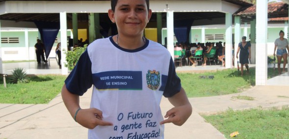 Gestão de Pacatuba distribui fardamento e kit escolar para os estudantes