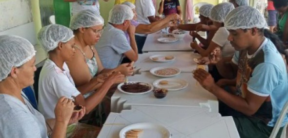 Usuários do CAPS Nilton Vieira realizam aula de confecção de pirulitos de chocolate